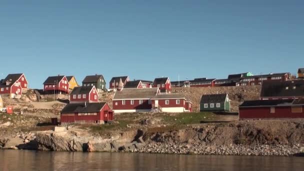 Stad i bergen vid stranden av Grönland Arktiska oceanen. — Stockvideo