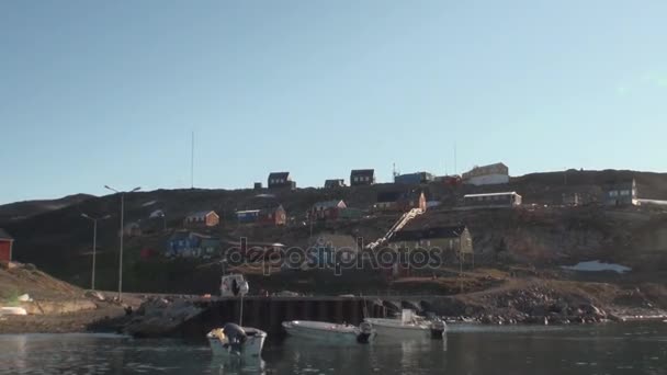Спокійний місто в горах і на березі Гренландії Північний Льодовитий океан. — стокове відео