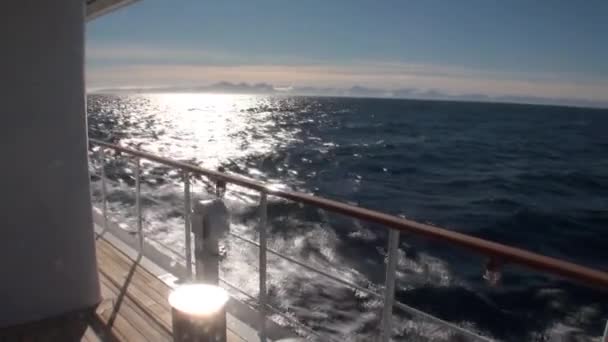 Montañas en el fondo de las olas. Vista desde la nave . — Vídeo de stock