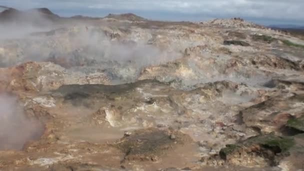 Surface des geysers en montagne sur les rives de l'océan Arctique au Groenland. Zoom arrière .