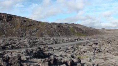 Grönland dağlarında yol.