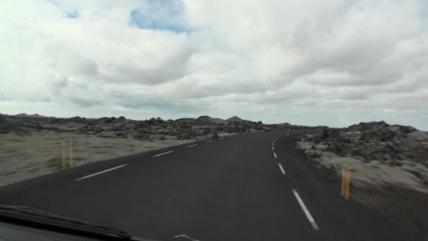 Vägen som leder till gejsrar på stränder i norra ishavet. — Stockvideo