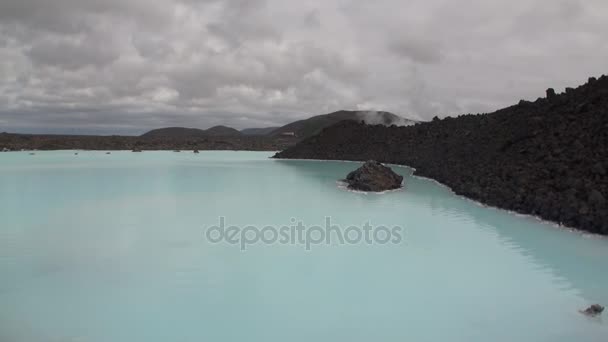 Lago nella montagna vicino a geyser su rive di Oceano Artico in Groenlandia . — Video Stock