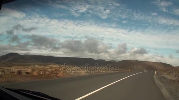 Route qui mène aux montagnes au bord de l'océan Arctique au Groenland .