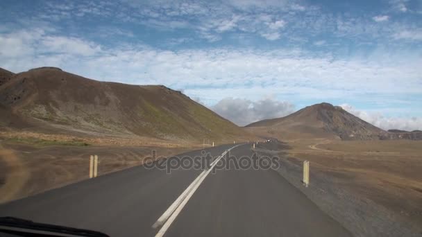 通往大山和云彩在天空在格陵兰岛的背景. — 图库视频影像