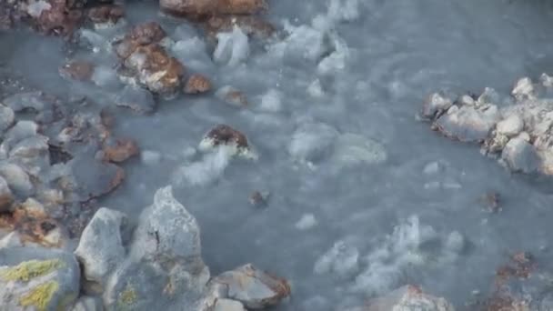 마운틴 북극해 그린란드의 해안에 독특한 뜨거운 간헐천. 근접 촬영. — 비디오