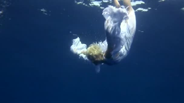 Unterwassermodell Freitaucher in Kostüm Pirat schwimmt in sauberem Wasser im roten Meer. — Stockvideo