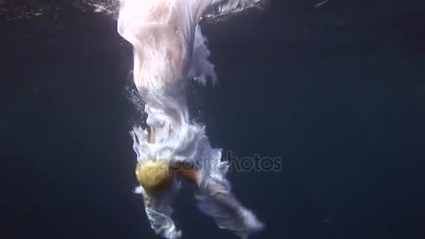 Onderwater model in engel kostuum poseert voor de camera in de rode zee. — Stockvideo