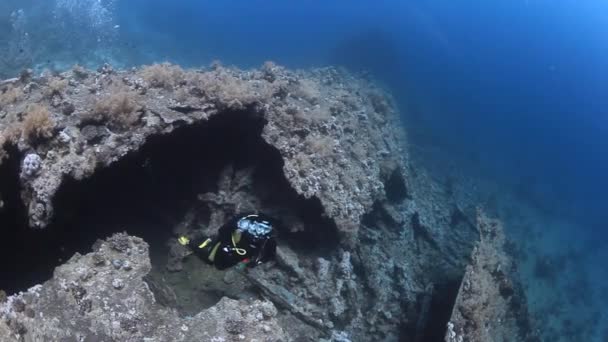 Cameraman duiker, diep onder water zwemmen in de rode zee. — Stockvideo