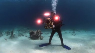 Derin sualtı Yüzme Kızıldeniz'kameraman dalgıç.