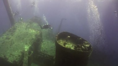 Dalgıçlar enkazı yakınındaki sualtı mercan kayalığı Abu Nuhas Red Sea'deki/daki üzerinde gemi..