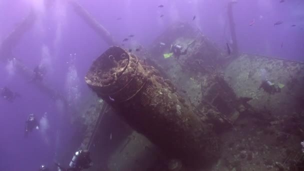 Buzos cerca de naufragio barco bajo el agua en el arrecife de coral Abu Nuhas en el Mar Rojo . — Vídeo de stock