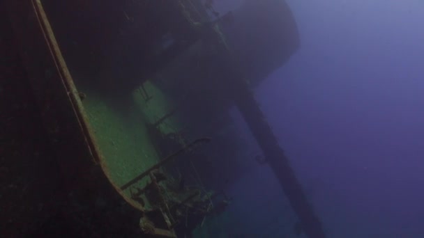 Vrak lodi pod vodou na korálový útes Abu Nuhas na modrém pozadí v Rudém moři. — Stock video