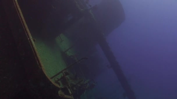 Épave navire sous-marin sur le récif corallien Abu Nuhas sur fond bleu en mer Rouge .