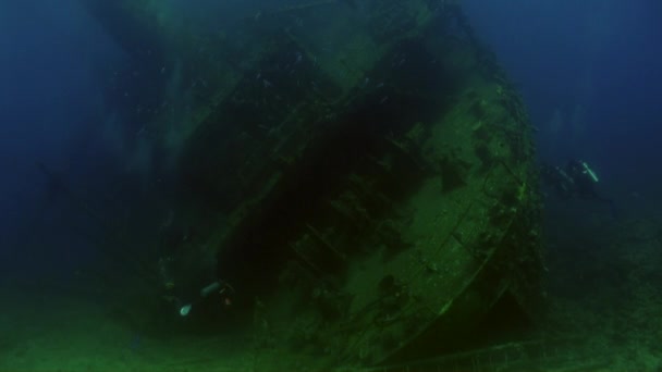 Búvárok közelében roncs hajó víz alatti a korallzátony Abu Viktória Zsuzsa, a Vörös-tenger. — Stock videók