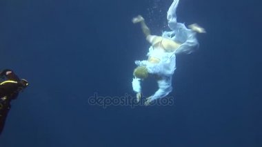 Sualtı modeli ücretsiz diver kostüm melek Kızıldeniz temiz suda yüzüyor.
