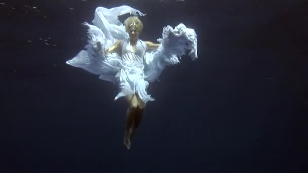 Onderwater model gratis duiker in kostuum engel zwemt in schoon water in de rode zee. — Stockvideo