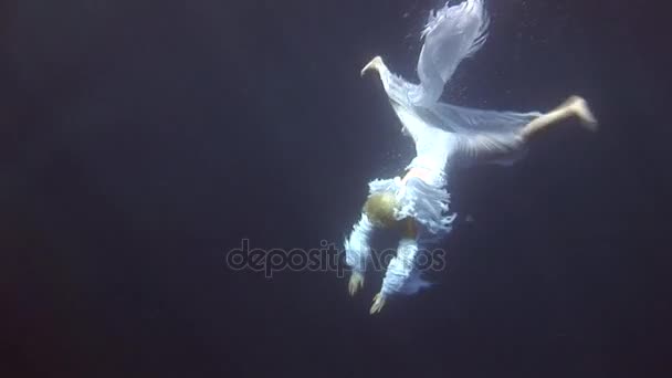 Underwater modell gratis dykare i kostym ängel simmar i rent vatten i Röda havet. — Stockvideo