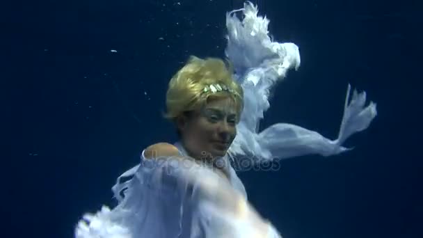 Underwater model in angel costume poses for camera in the Red Sea. — Stock Video