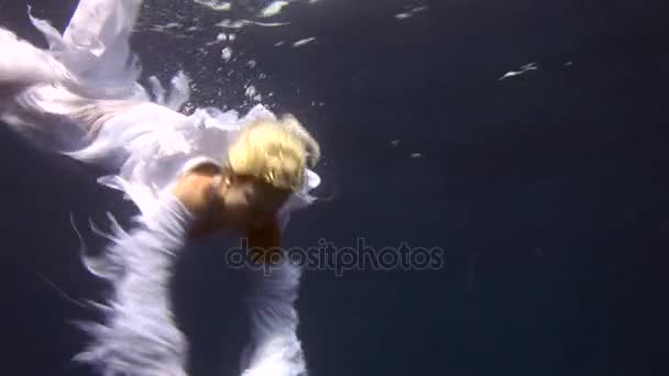 Ingyenes búvár víz alatti modell angyal jelmez úszik a tiszta víz a Vörös-tenger. — Stock videók