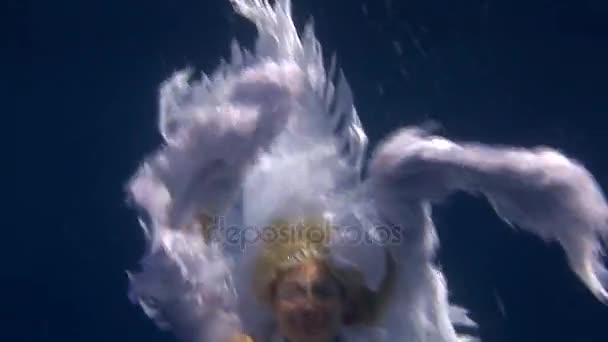 Underwater model in angel costume poses for camera in the Red Sea. — Stock Video