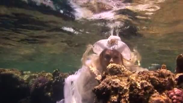 Modelo en traje blanco de pirata en barco cerca del agua en el Mar Rojo . — Vídeo de stock