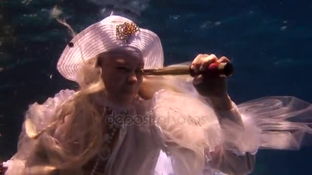 Modèle en costume blanc de pirate sous-marin en mer Rouge — Video