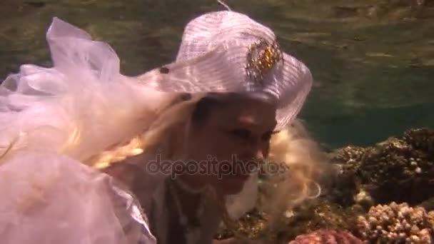 Underwater modell gratis dykare i kostym pirat simmar i rent vatten i Röda havet. — Stockvideo