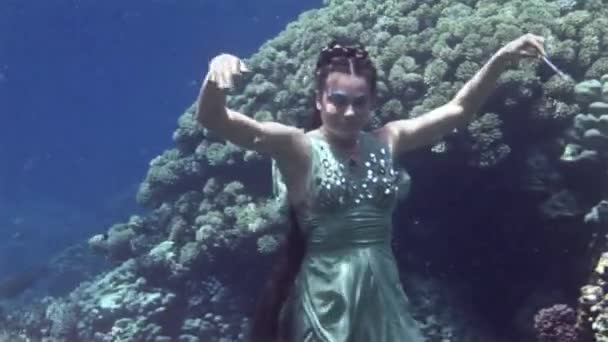 Młoda dziewczyna model podwodne pozuje do kamery na tle korale w Morzu Czerwonym. — Wideo stockowe