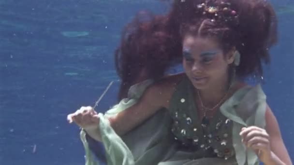 Jong meisje model onderwater houdingen voor camera op achtergrond van koralen in de rode zee. — Stockvideo