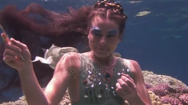 Mergulhador livre modelo subaquático nada em água azul transparente limpa no Mar Vermelho . — Vídeo de Stock