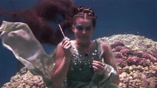 Podvodní model potápěč, v kostýmu víla na pozadí korály v Rudém moři. — Stock video