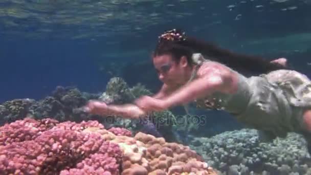 Unterwassermodell Freitaucher im Feenkostüm auf dem Hintergrund von Korallen im roten Meer. — Stockvideo