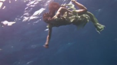 Sualtı modeli ücretsiz diver Kızıldeniz temiz şeffaf mavi suda yüzüyor.