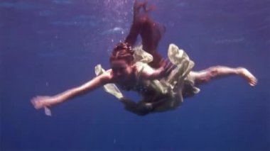 Sualtı modeli ücretsiz diver peri kostüm arka plan Red Sea'deki/daki mercanlar üzerinde.