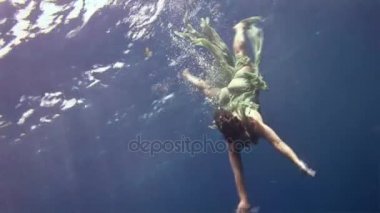 Sualtı modeli ücretsiz diver peri kostüm arka plan Red Sea'deki/daki mercanlar üzerinde.