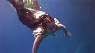 Sualtı modeli ücretsiz diver peri kostüm arka plan Red Sea'deki/daki mercanlar üzerinde.