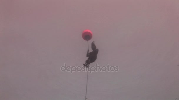 Underwater model penyelam bebas berenang dengan pelampung merah dalam air biru bersih di Laut Merah . — Stok Video