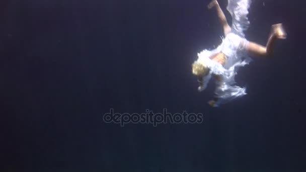Jong meisje model gratis duiker onderwater witte engel kostuum houdingen in de rode zee. — Stockvideo