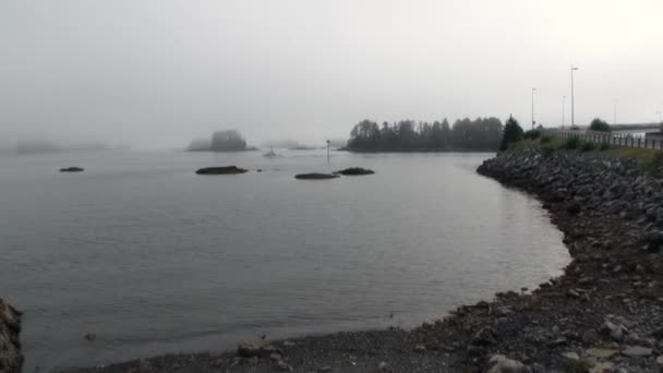 Jacht zeilen op het rustige water van de Stille Oceaan op achtergrond kustweg in Alaska. — Stockvideo