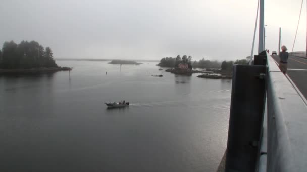 Iate navega em águas calmas do Oceano Pacífico na ponte rodoviária de fundo no Alasca . — Vídeo de Stock