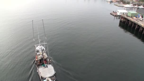 Yacht naviga sulle acque calme dell'Oceano Pacifico sulla costa di sfondo in Alaska . — Video Stock