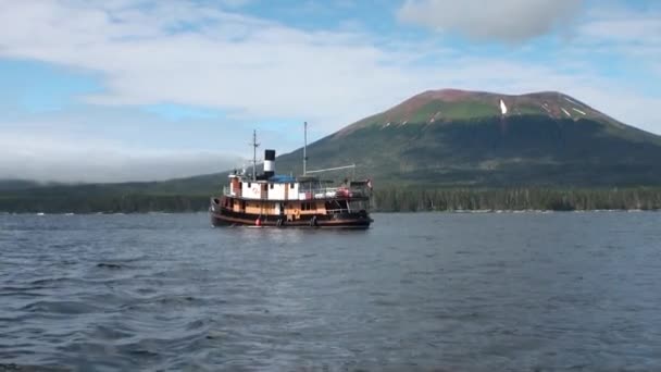 アラスカの海岸道路を背景に太平洋の穏やかな水にヨットの帆. — ストック動画