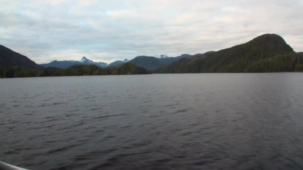 Amazing landscapes on calm water of Pacific on background mountains in Alaska. — Stock Video