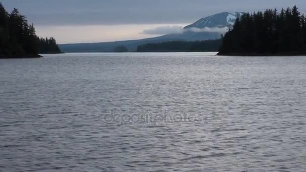 Csodálatos tájak a Csendes-óceán, a háttér alaszkai-hegység nyugodt víz. — Stock videók