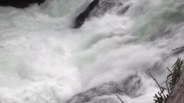 Alaska'da dağ nehir şelale.