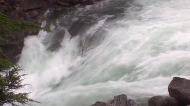 Alaska'da dağ nehir şelale.