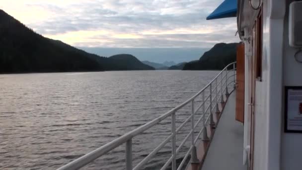 Båten seglar på lugnt vatten i Stilla havet på bakgrunden bergen i Alaska. — Stockvideo