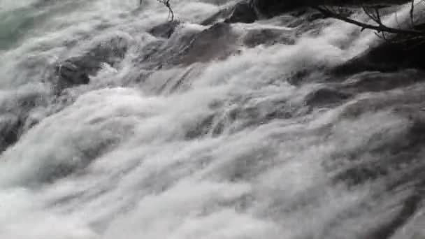 Alaska'da dağ nehir şelale. — Stok video