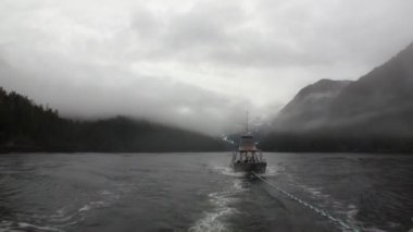 Sis su Pasifik Okyanusu üzerinde arka plan dağlar Alaska yedekte tekne.